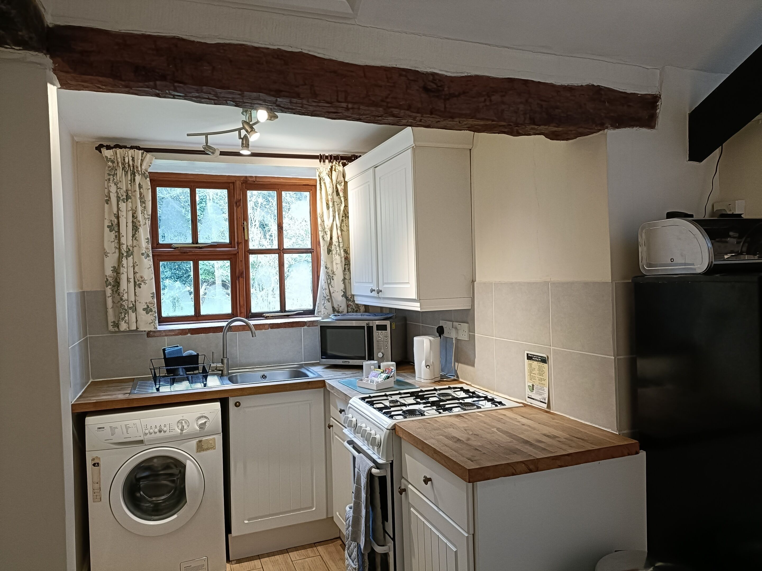 standard cottage, private bathroom (mrs page) | private kitchen