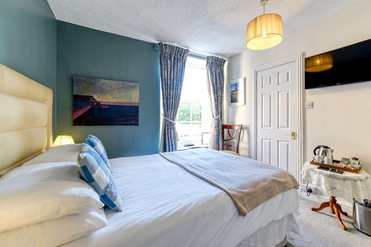 Standard Double Room, Ensuite (Small Double: Room 7)