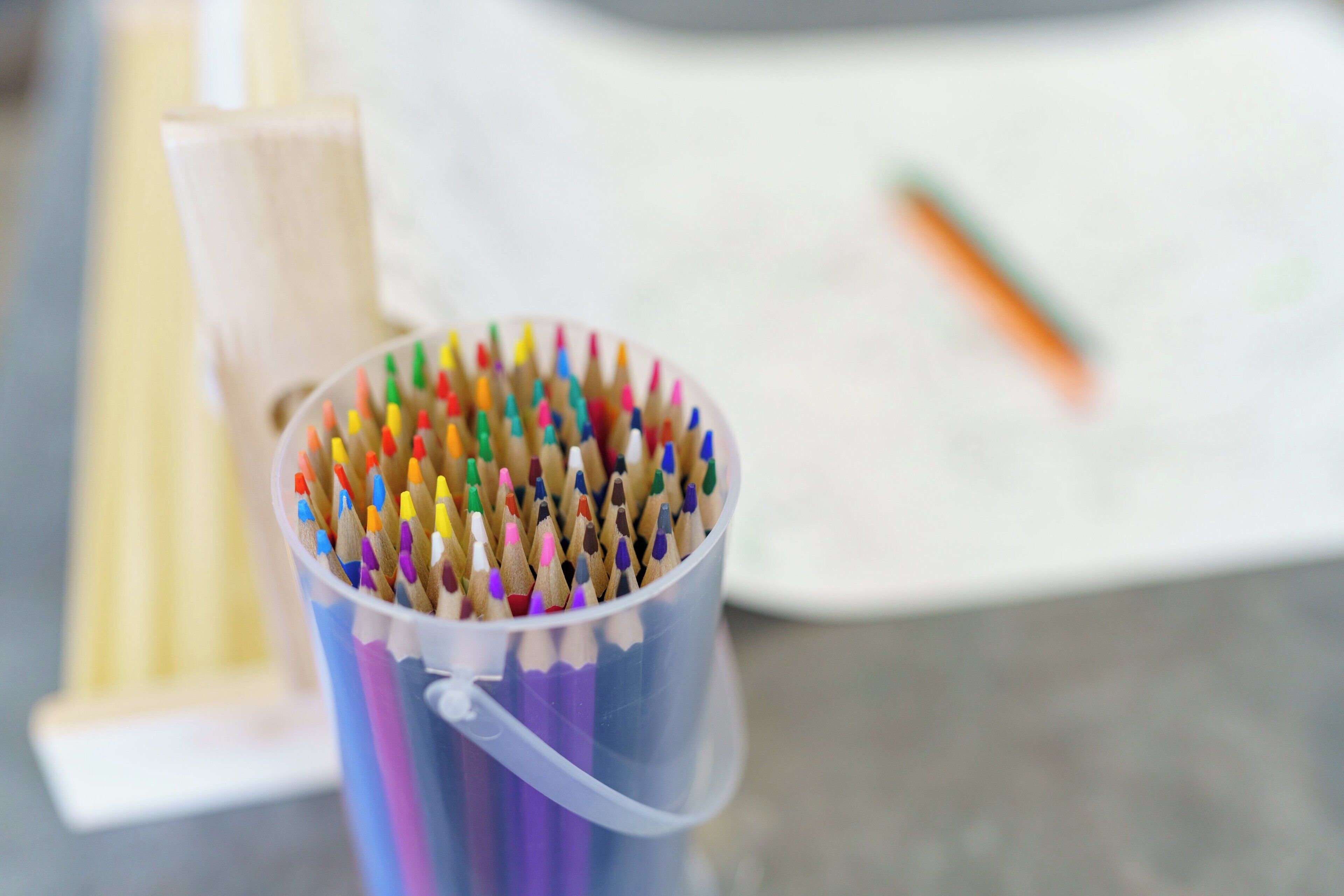 Un recipiente lleno de lápices de colores.