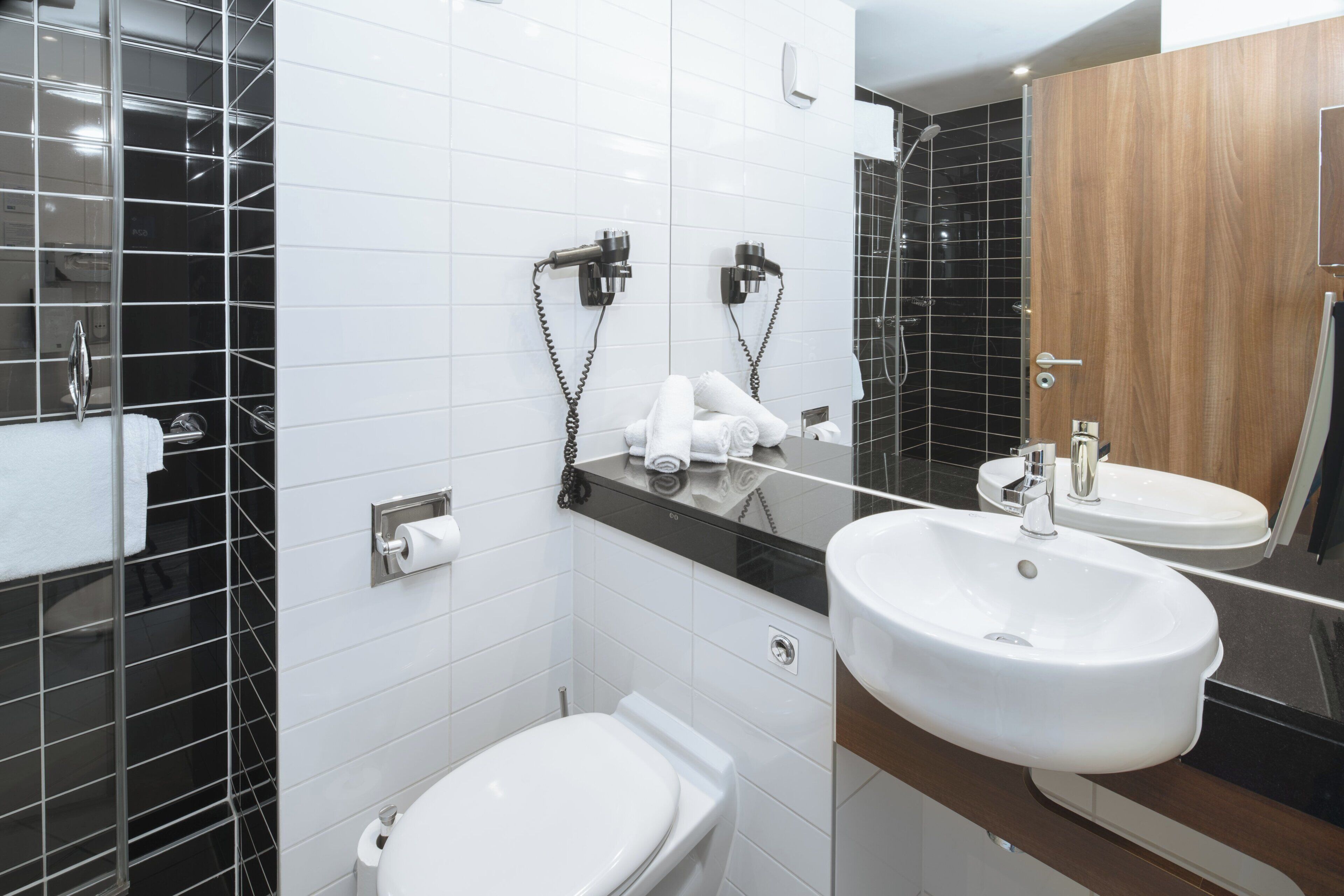 Ein modernes Badezimmer mit Toilette, Bidet und zwei Waschbecken.