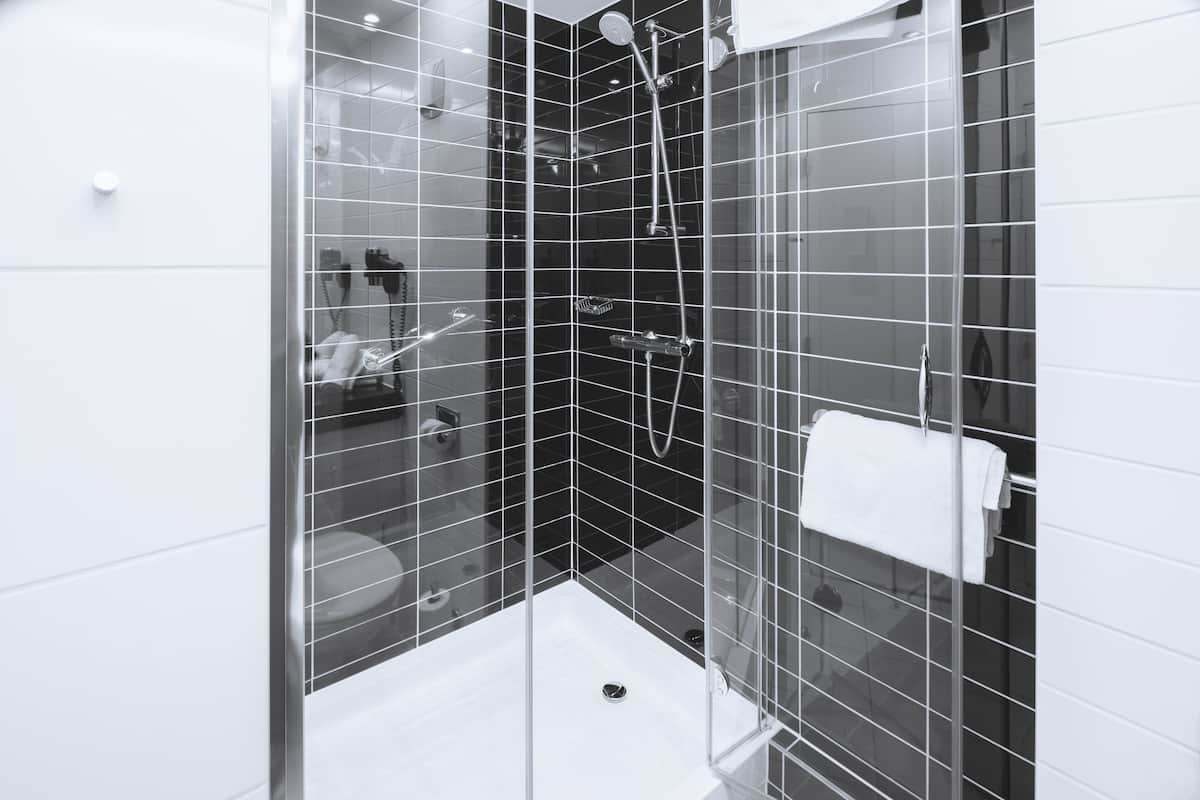 Douche, articles de toilette gratuits, sĂšche-cheveux