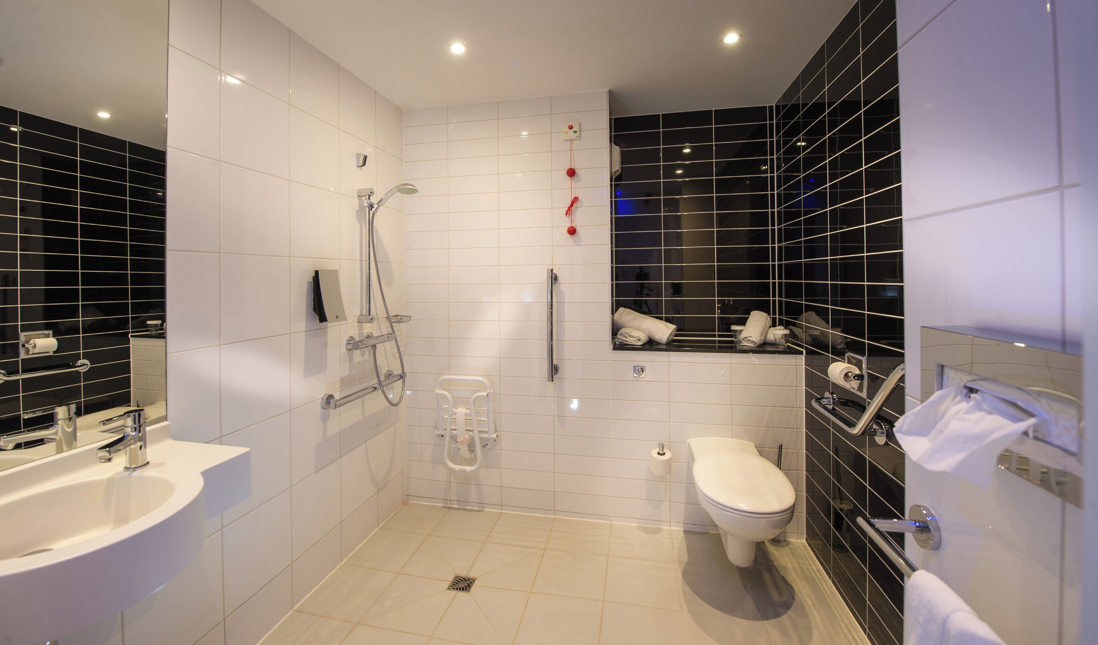 Ein modernes Badezimmer mit Badewanne, Toilette und Waschbecken.