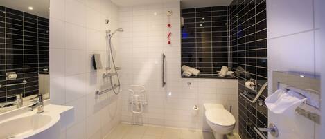 Un baño moderno con bañera, inodoro y lavabo.