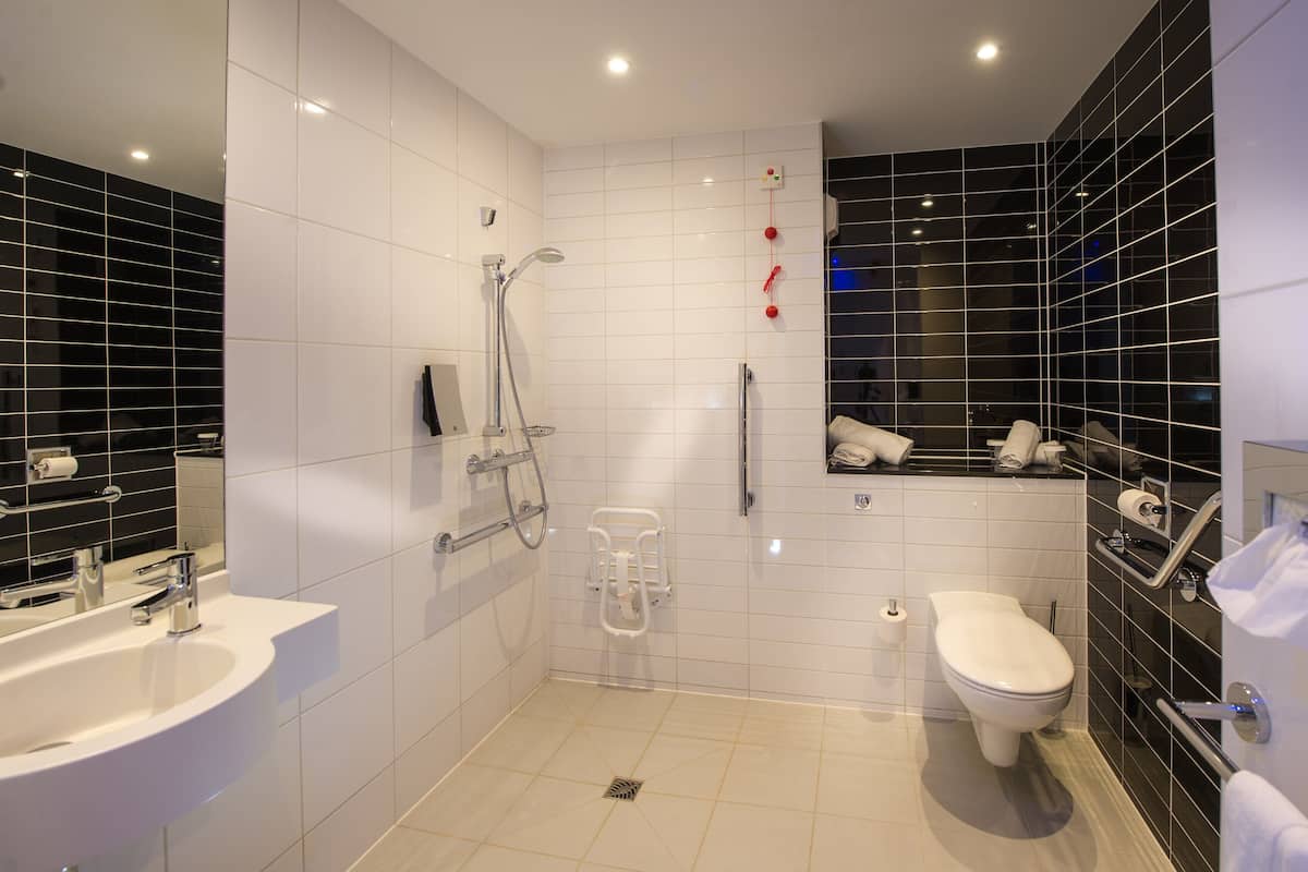 Habitación estándar, 1 cama Queen size, con acceso para personas discapacitadas (Free Breakfast) | Baño | Regadera, amenidades de baño gratuitas, secadora de cabello, toallas