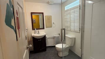 Combined shower/tub, hair dryer, towels