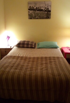 Private Room, 1 Double Bed | Individually furnished, free WiFi, bed sheets - Ottawa Backpackers Inn (Ottawa)