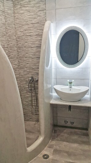 Superior Studio | Bathroom | Shower, free toiletries, hair dryer, towels - Augusta Studios (Paros)
