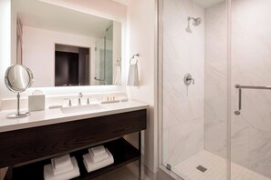 Ducha y bañera combinadas y artículos de higiene personal gratuitos