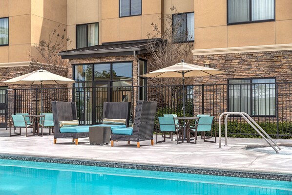 Außenpool, geöffnet von 08:00 Uhr bis 22:00 Uhr, Sonnenschirme