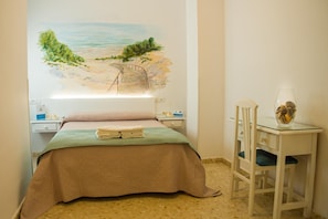 Memory foam beds, minibar, iron/ironing board, free cribs/infant beds - Hostal Patio Andaluz (Punta Umbría)