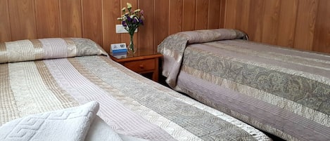 Tweepersoonskamer | Bedden met traagschuimmatrassen, een minibar