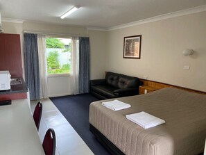 Escritorio, espacio para trabajar con laptop y cortinas blackout 