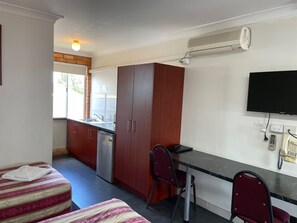 Twin Room | Desk, laptop workspace, blackout drapes, iron/ironing board - Homestead Motel (Dubbo)