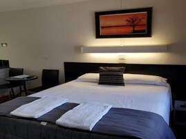 Cortinas blackout, wifi gratis y ropa de cama 