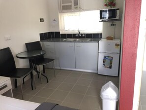 冰箱、微波炉、茶具/咖啡用具、电热水壶