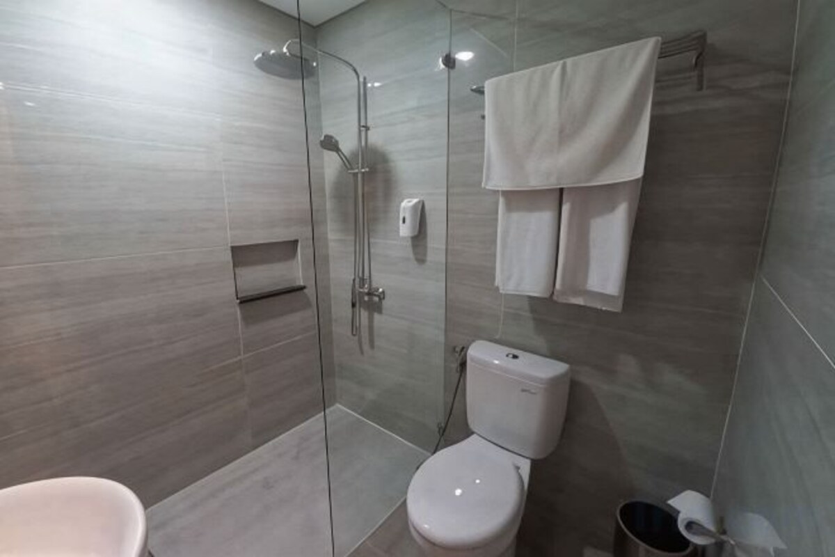 Bathroom | Free toiletries, hair dryer, slippers, towels