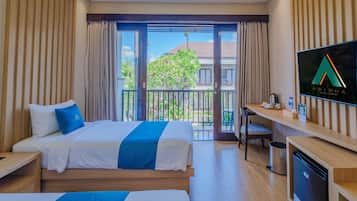 Brankas, meja kerja, tirai kedap cahaya, dan kedap suara