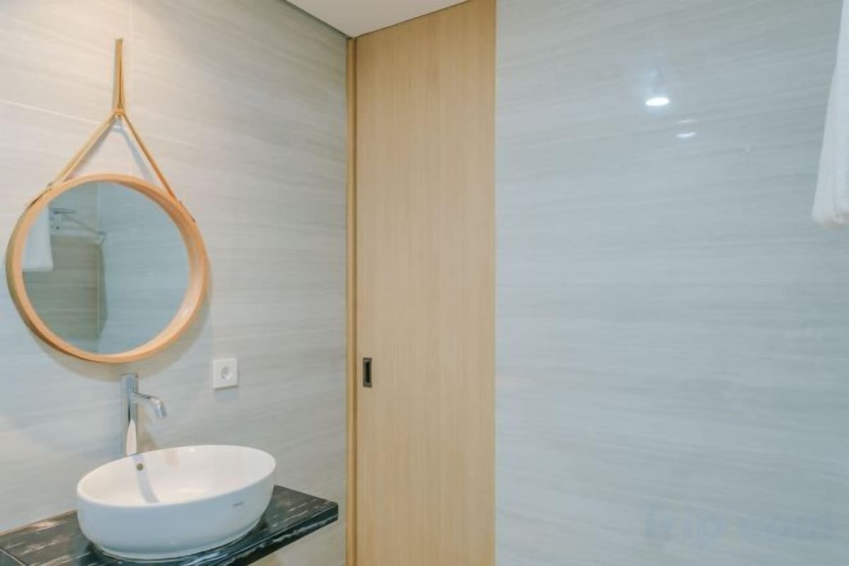 Bathroom | Free toiletries, hair dryer, slippers, towels