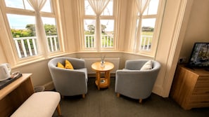 Quarto casal superior, suíte, vista para o mar (Balcony- First Floor)