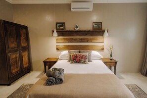 Standaard kamer, uitzicht op tuin | Een kluis op de kamer, individueel gedecoreerd, individueel gemeubileerd