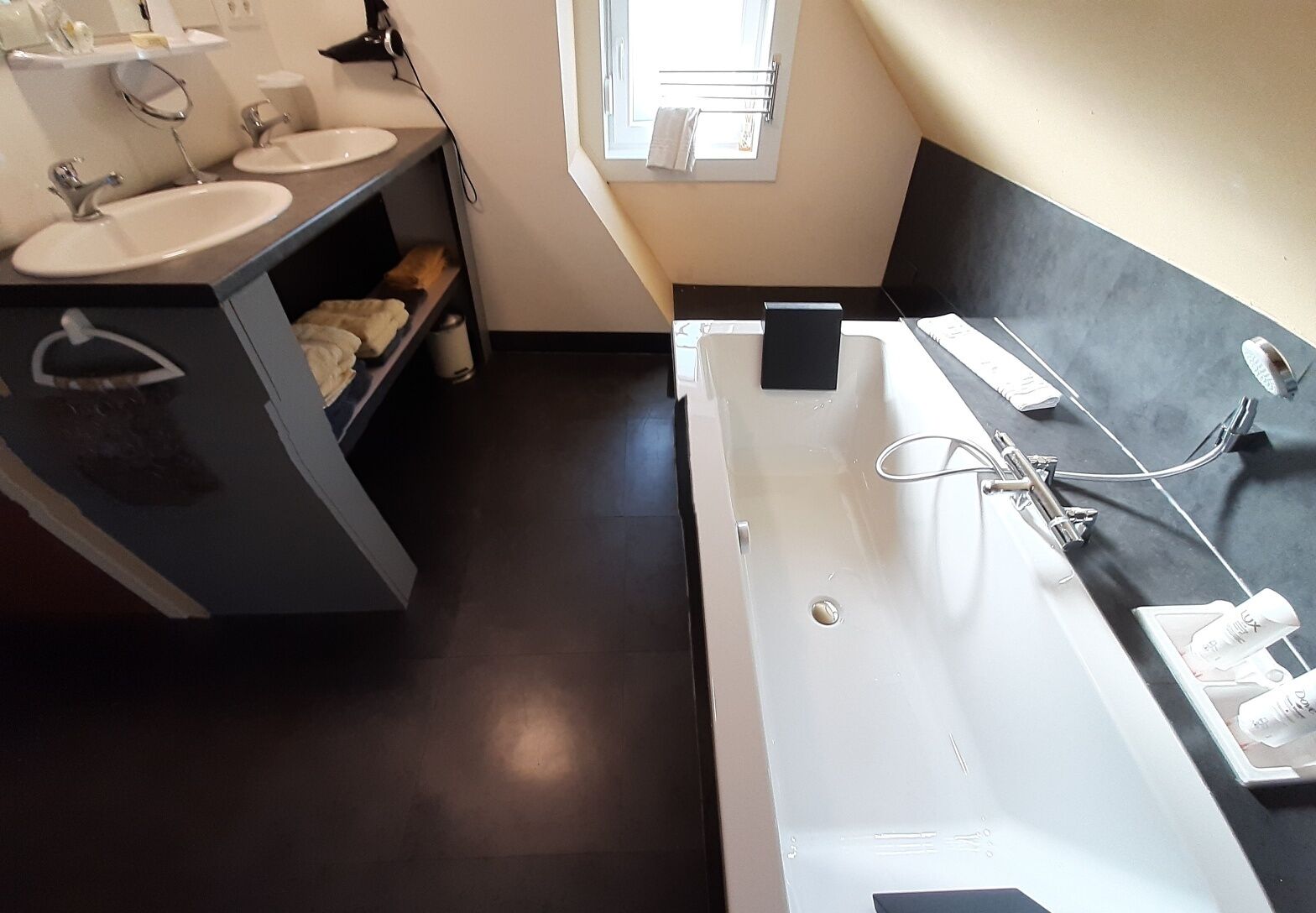 double room (xxl) | bathroom | hair dryer, towels, soap, shampoo