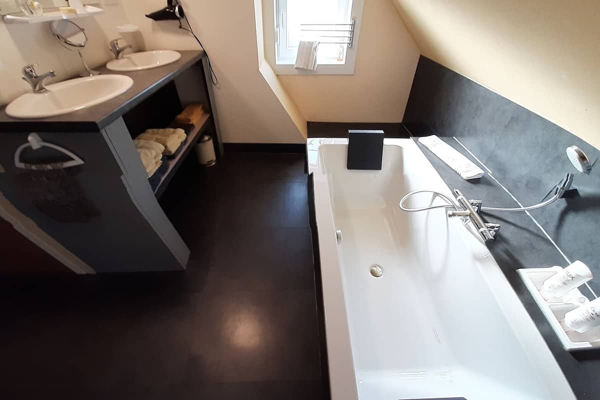 double room (xxl) | bathroom | hair dryer, towels, soap, shampoo