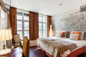 Escrivaninha, cortinas blackout, quartos à prova de som