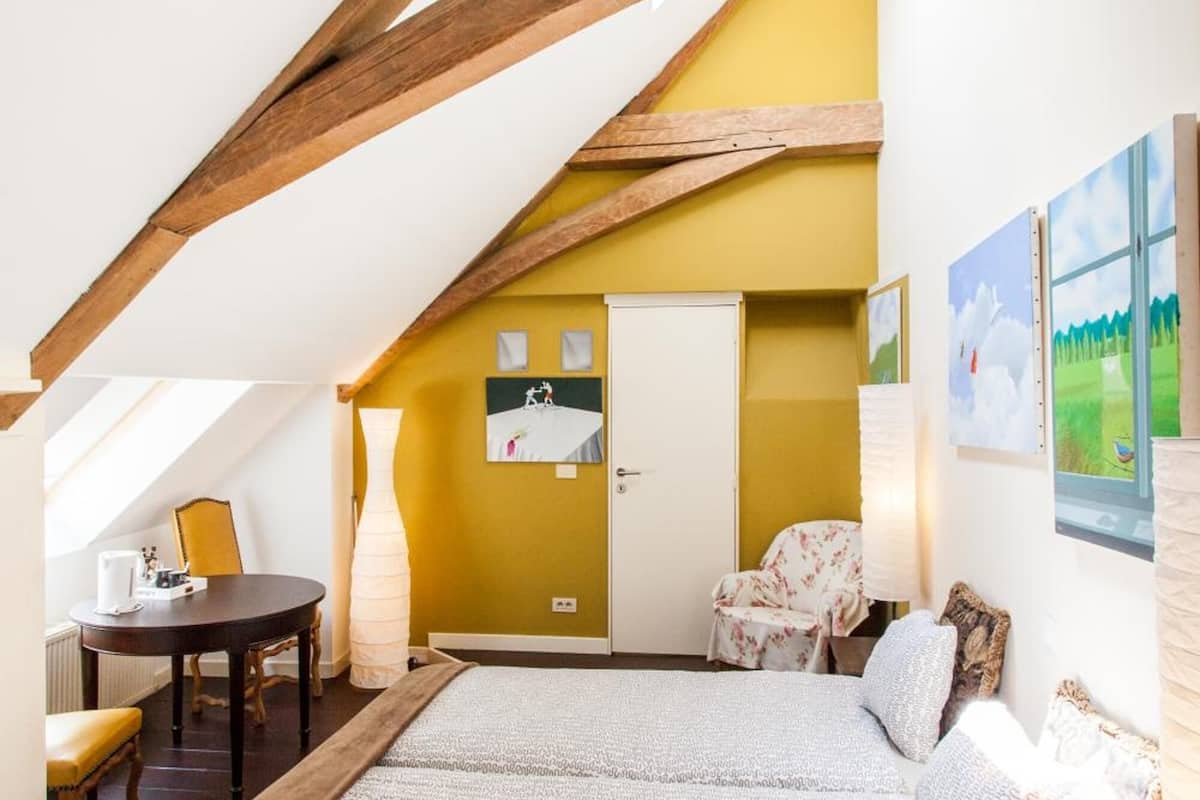 desk, blackout curtains, soundproofing, free wifi