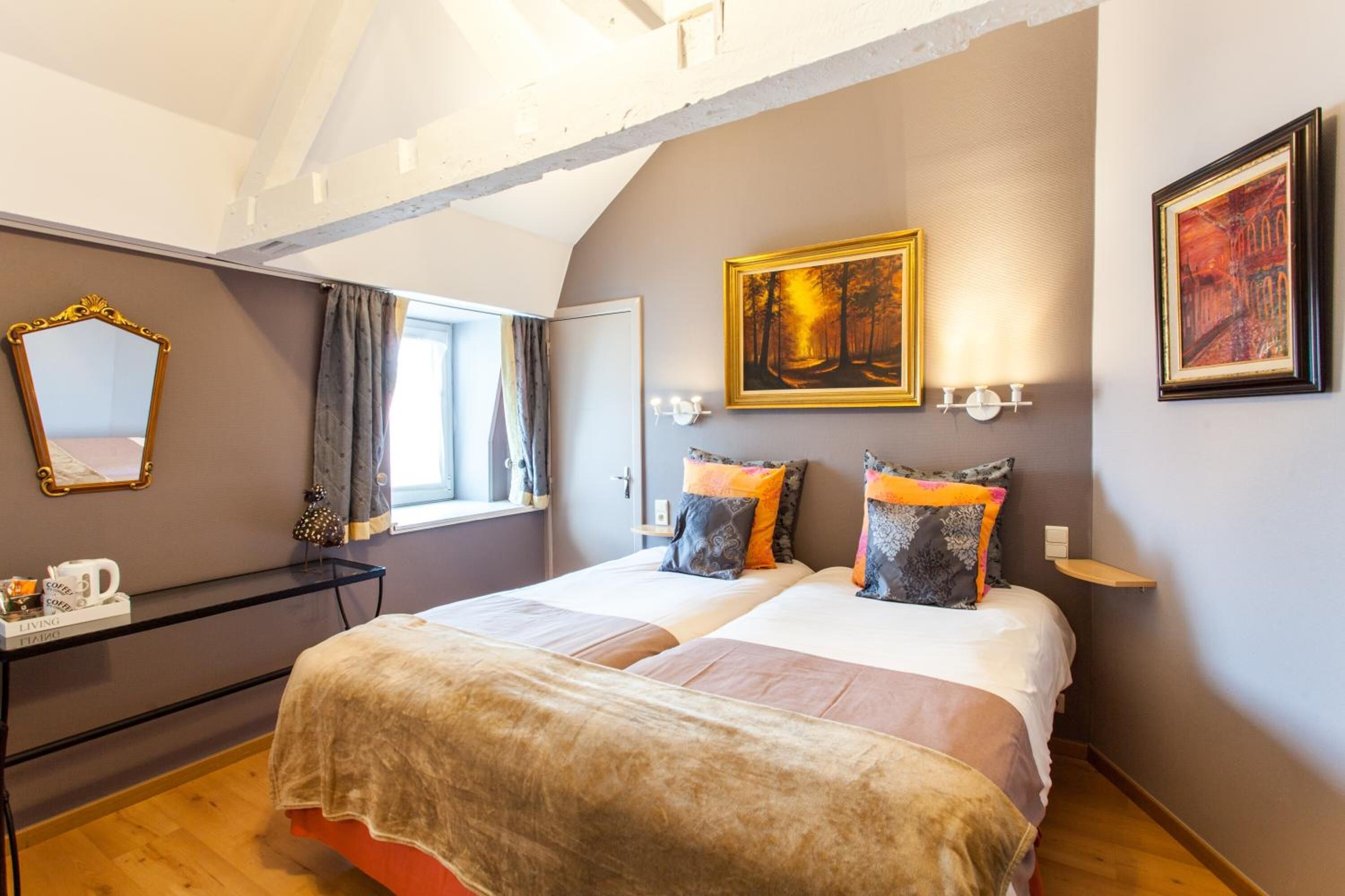 desk, blackout curtains, soundproofing, free wifi