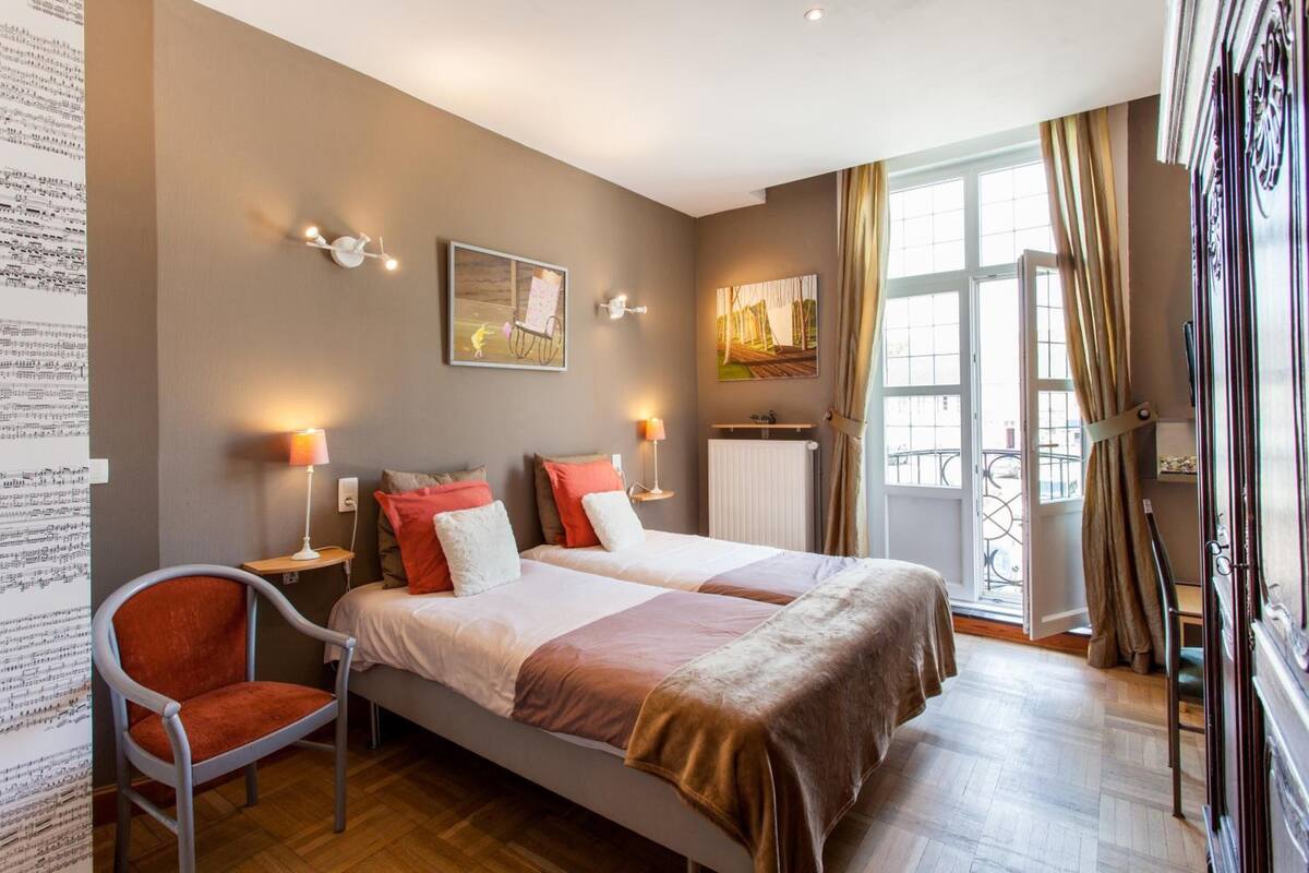 desk, blackout curtains, soundproofing, free wifi