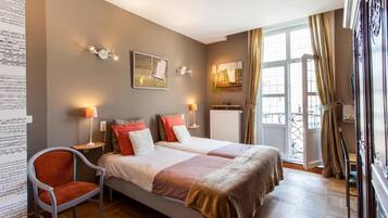 Schreibtisch, Verdunkelungsvorhänge, schallisolierte Zimmer