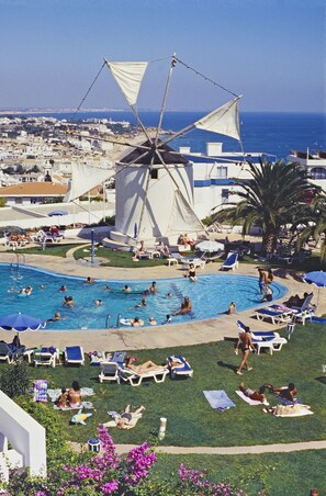 Outdoor pool, pool umbrellas, sun loungers - Cheerfulway Alto do Moinho Apartamentos (Albufeira)