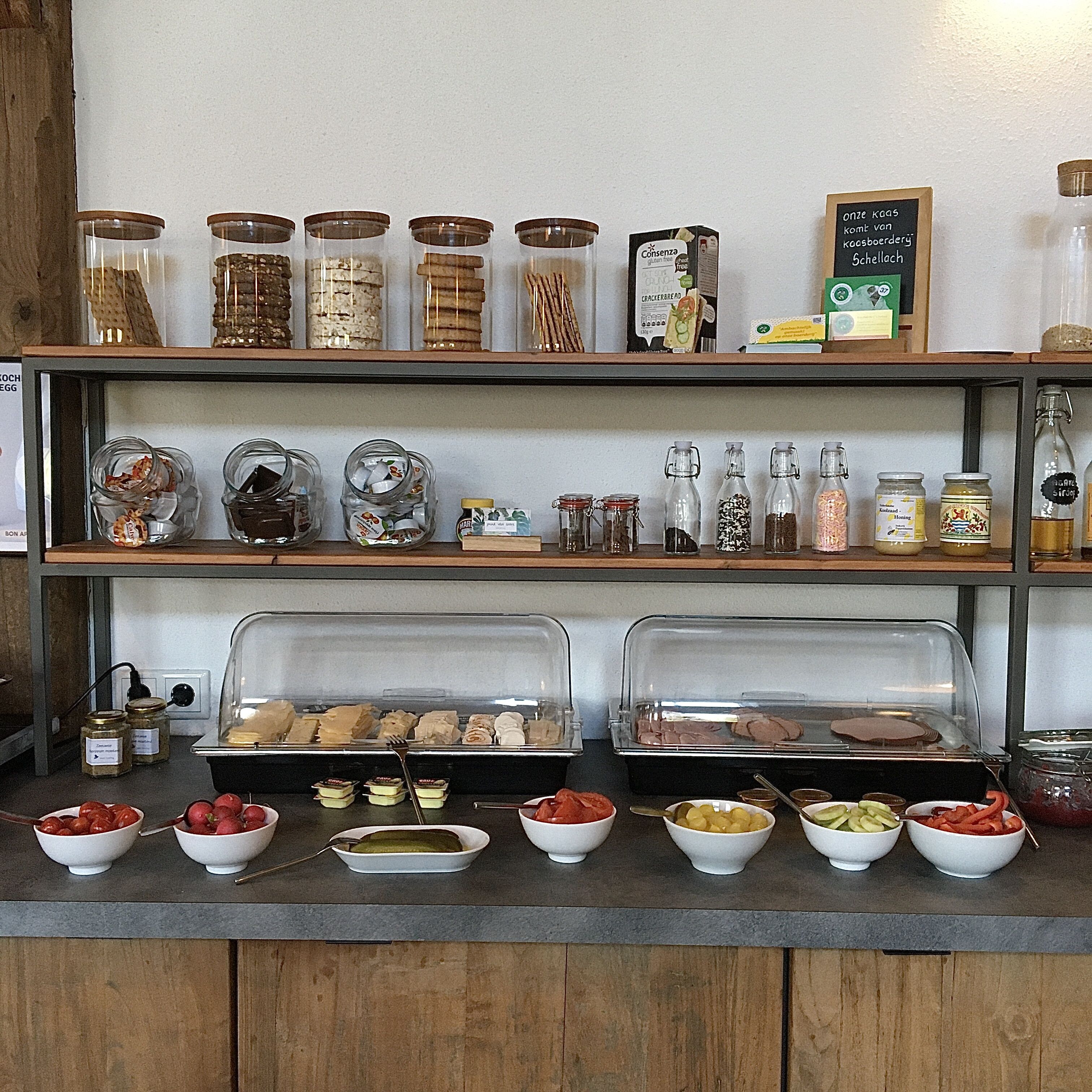 Buffet amb diferents aliments i condiments.