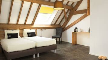 Hochwertige Bettwaren, Schreibtisch, laptopgeeigneter Arbeitsplatz