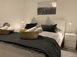 Escritorio, tabla de planchar con plancha, wifi gratis y ropa de cama 