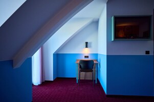 Escritorio, espacio para trabajar con laptop y cortinas blackout 