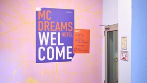 Un mur orné d’une carte et d’une enseigne accueillant les clients de l’hôtel MC Dreams.