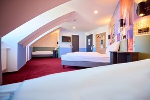 Family Quadruple Room | Desk, laptop workspace, blackout drapes, soundproofing - McDreams Hotel Leipzig-City (Leipzig)