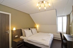 Comfort Double Room | Desk, free WiFi, bed sheets - Hotel Asselt (Swalmen)