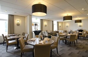 Aamiainen, kansainvälinen keittiö, näkymät puutarhaan