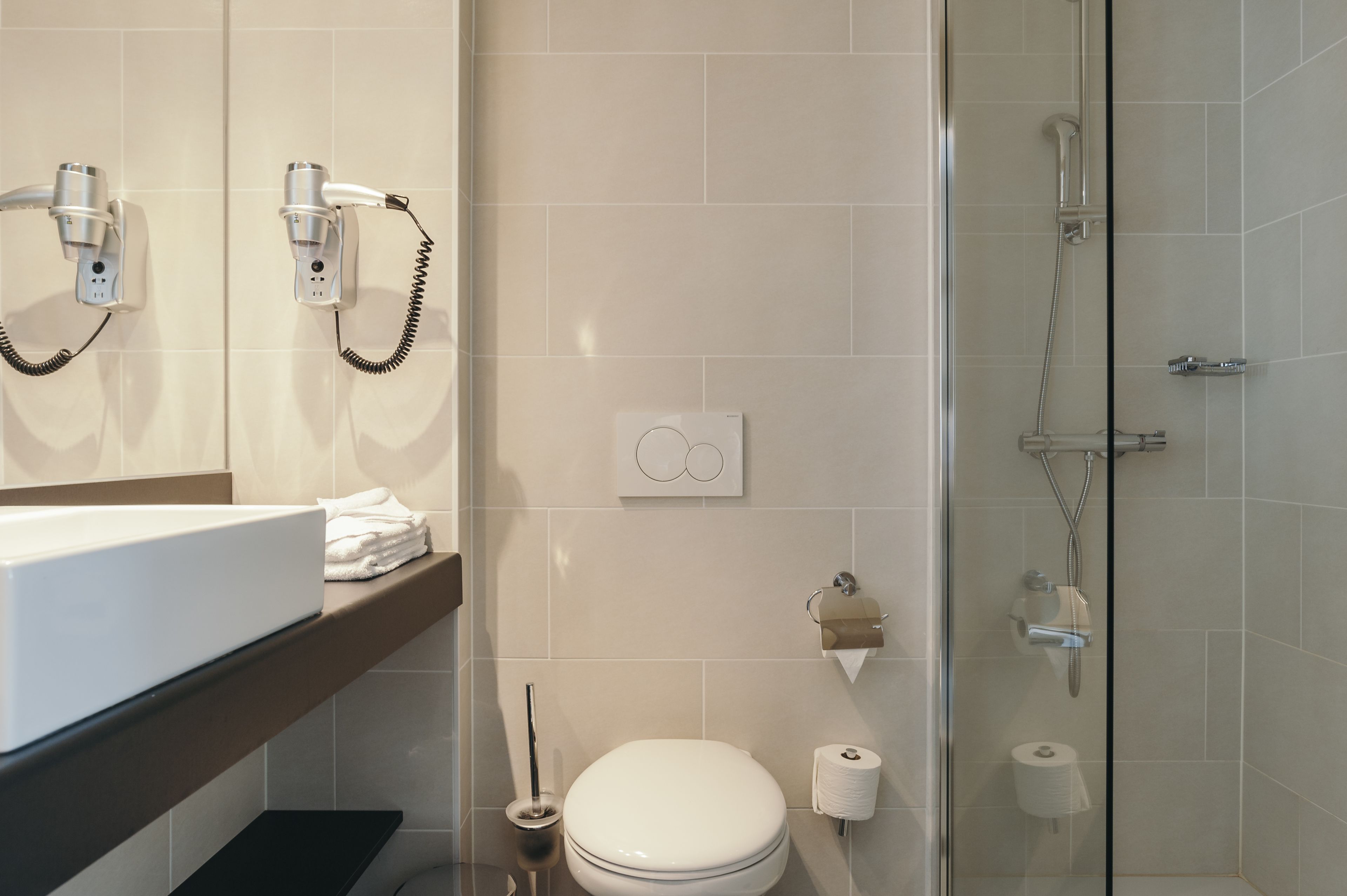 Douche, sèche-cheveux, serviettes fournies