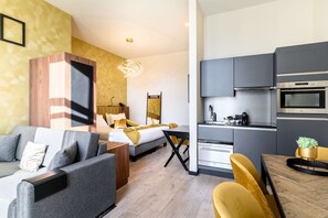 Studio deluxe with kitchen | Minibar, in-room safe, desk, soundproofing - Leopold Hotel Oudenaarde (Oudenaarde)