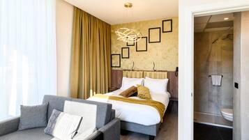 Une chambre d’hôtel avec un lit, un canapé, une douche et une salle de bain.