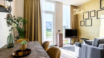 Studio deluxe with kitchen | Minibar, in-room safe, desk, soundproofing