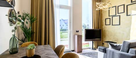 Deluxe-Apartment | Minibar, Zimmersafe, Schreibtisch, schallisolierte Zimmer