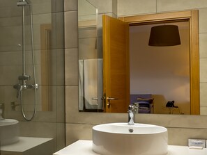 Standard Apartment, 1 Bedroom (for 2 people) | Bathroom | Shower, rainfall showerhead, free toiletries, hair dryer - Flor da Rocha (Portimão)