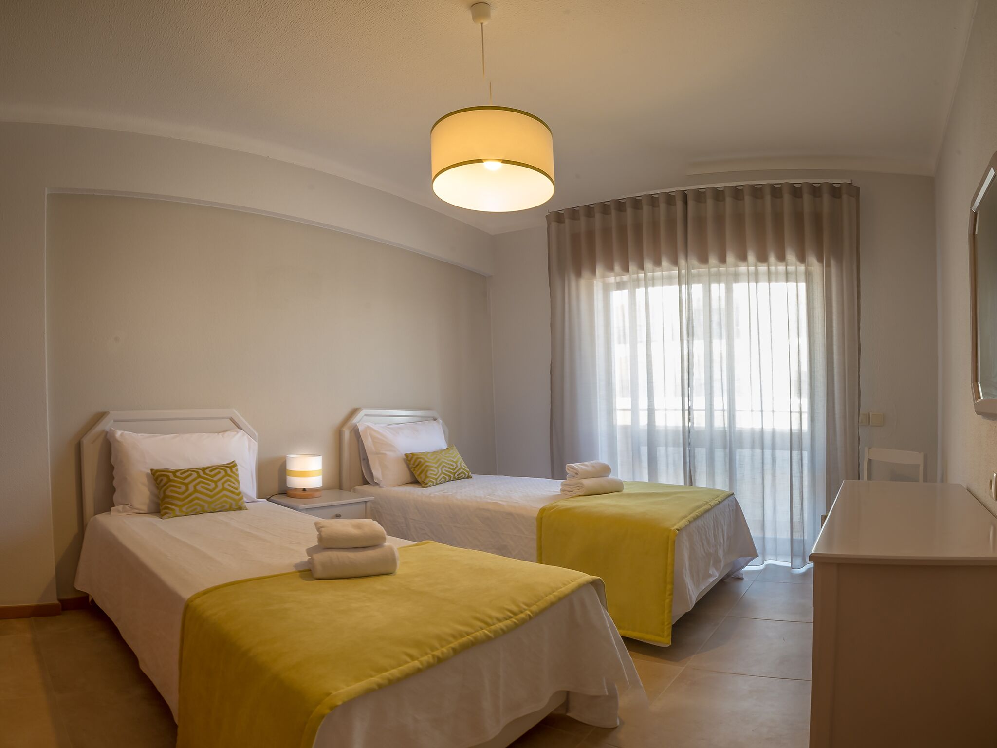 Roupas de cama premium, cofres nos quartos, escrivaninha