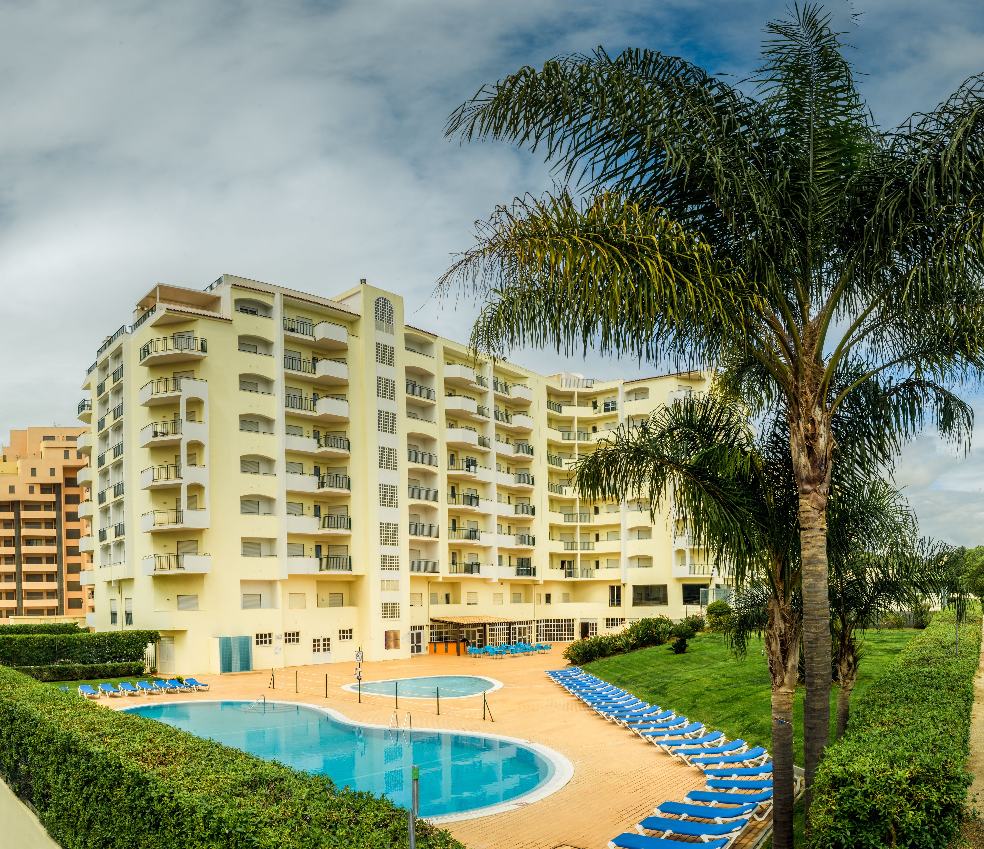 2 من حمّامات السباحة الخارجية، مقاعد للتشمس