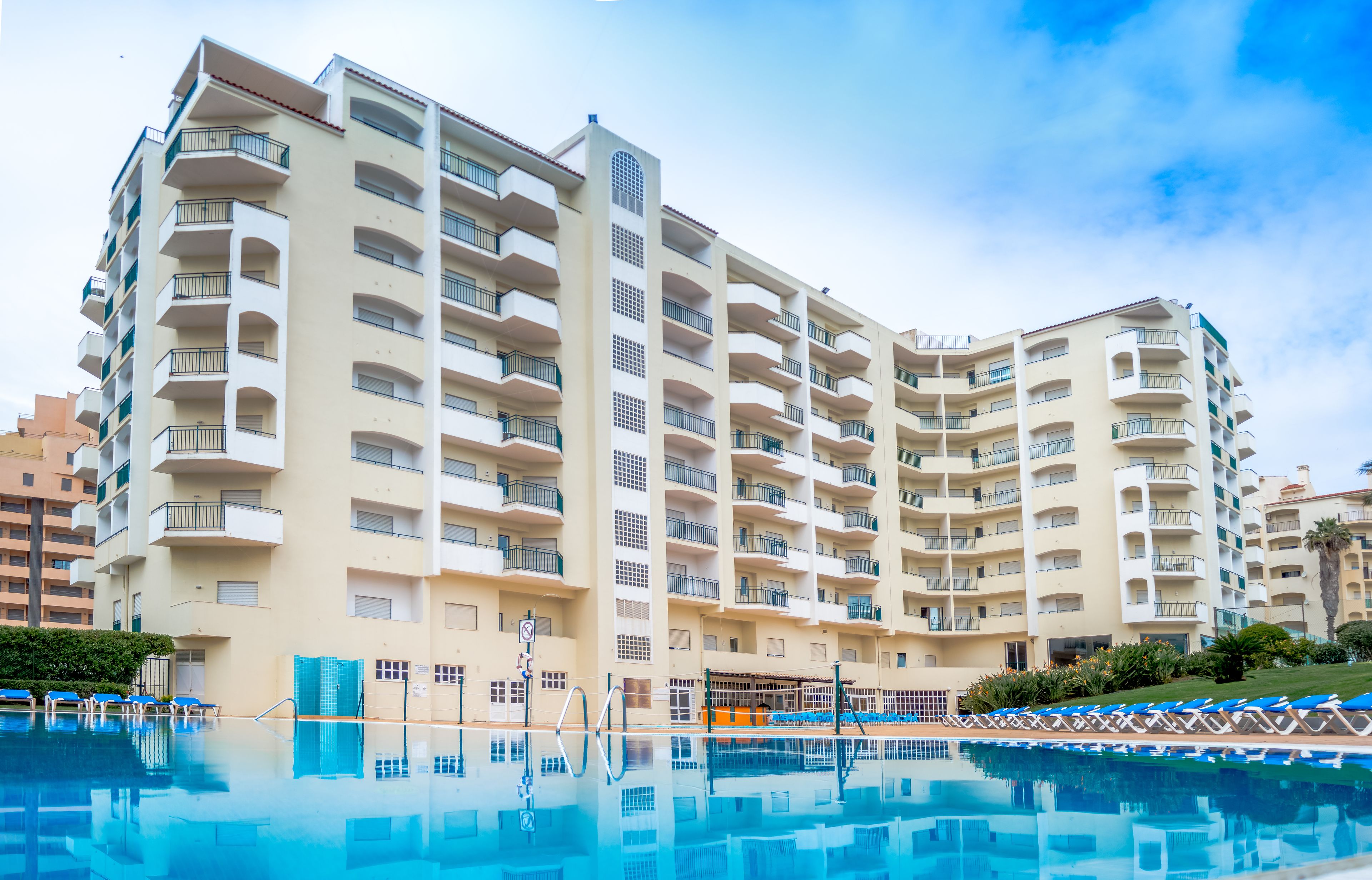 2 outdoor pools, pool loungers