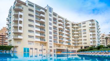 2 outdoor pools, pool loungers